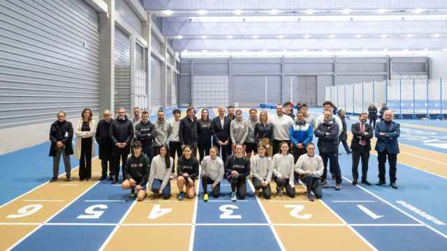 El presidente da Xunta, Alfonso Rueda, presenta las pistas de atletismo del Ifevi.