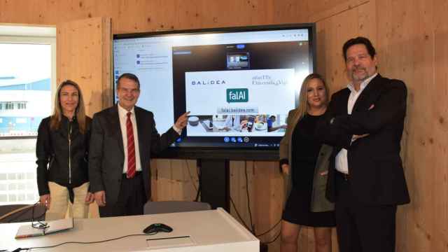 La investigadora de atlanTTicc, Laura Docío; el alcalde de Vigo, Abel Caballero; la vicerrectora de Comunicación e Relacións Institucionais de la UVigo, Mónica Valderrama; y Lorenzo Rodríguez, director general de director general de Balidea.