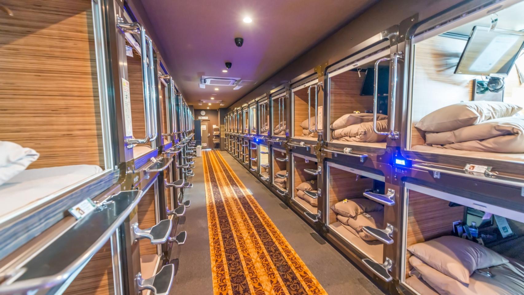 Interior de un hotel cápsula ubicado en Japón.