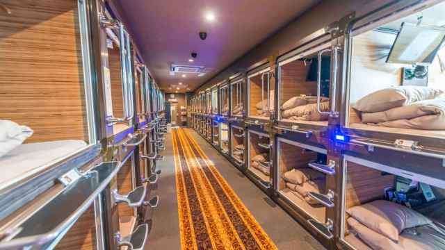 Interior de un hotel cápsula ubicado en Japón.