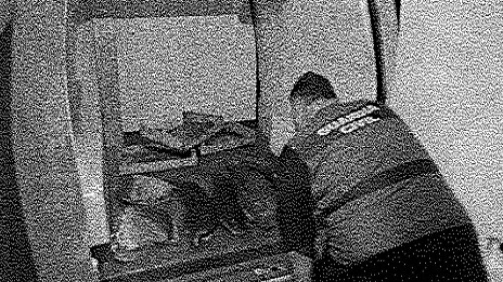 Un agente de la Guardia Civil interviniendo atún rojo robado al Grupo Ricardo Fuentes e Hijos.