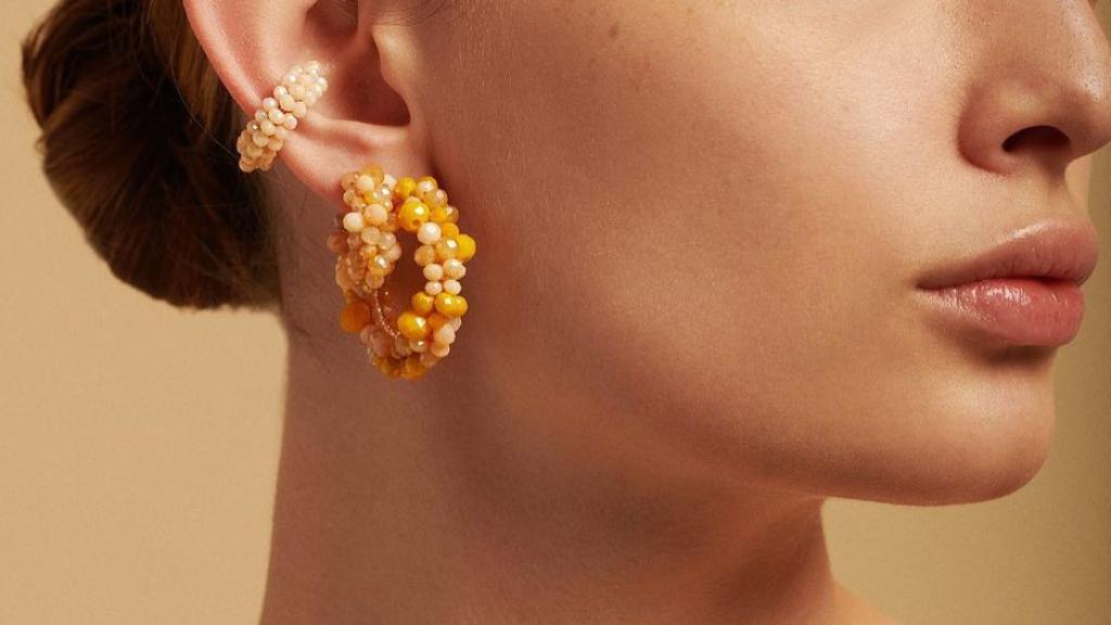 Detalle de los pendientes de Bibi Marini.