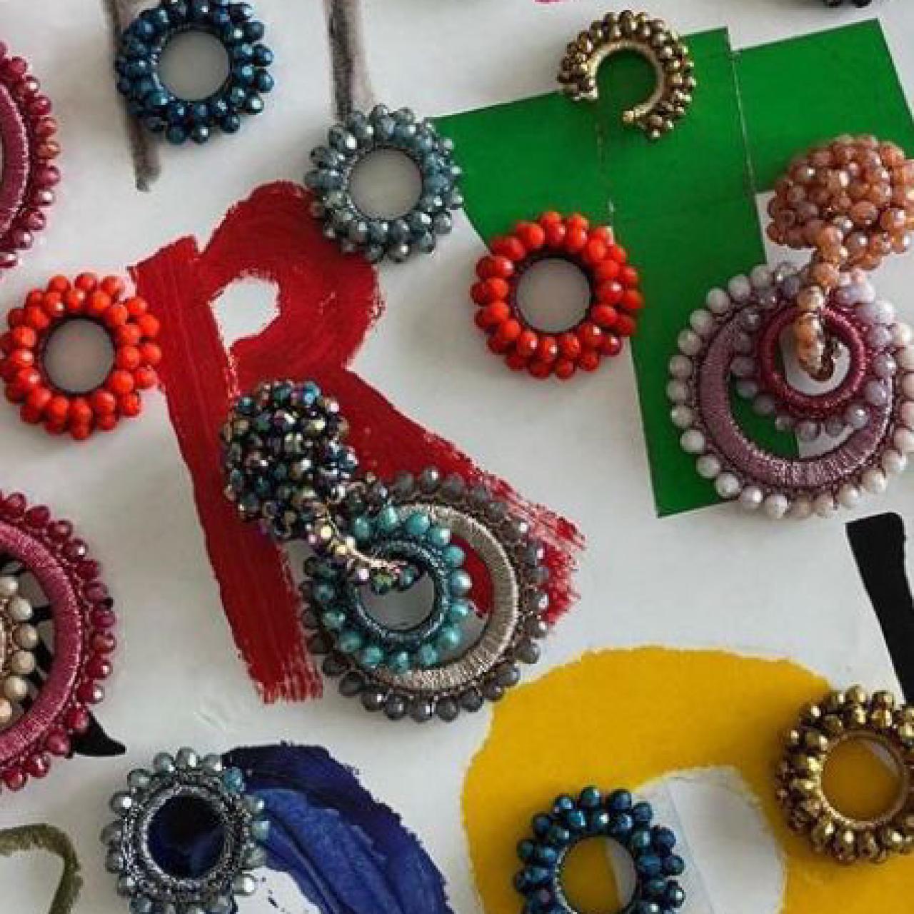 Detalle de los pendientes de Bibi Marini.