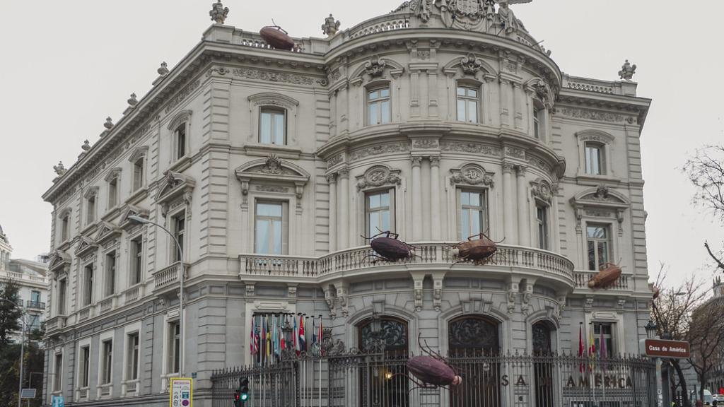 Fachada de Casa América con las cucarachas.