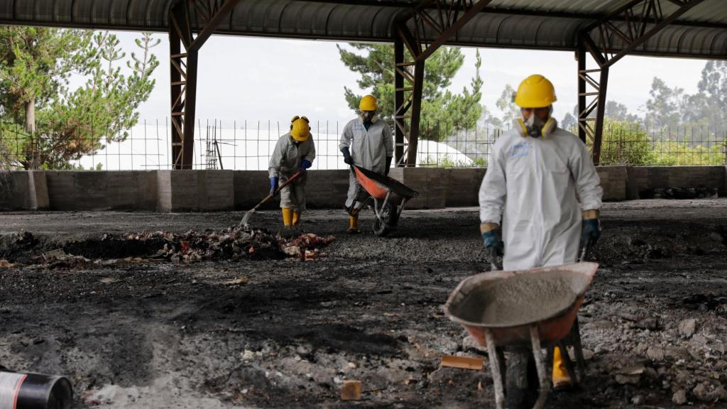 Trabajadores de la planta cargando la mezcla de cocaína con desechos industriales.