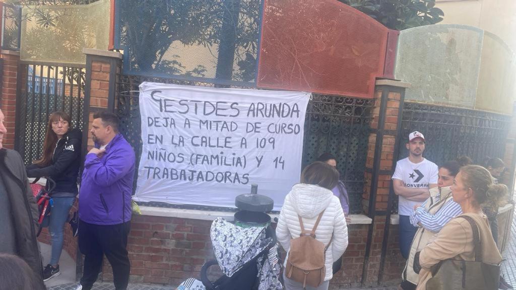 Una imagen de la puerta de la guardería, hace unos días.