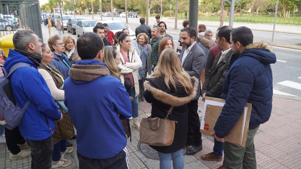 Un momento en la puerta de Educación.
