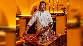 El chef Yong Wu junto a un jamón Maldonado en Ikigai.