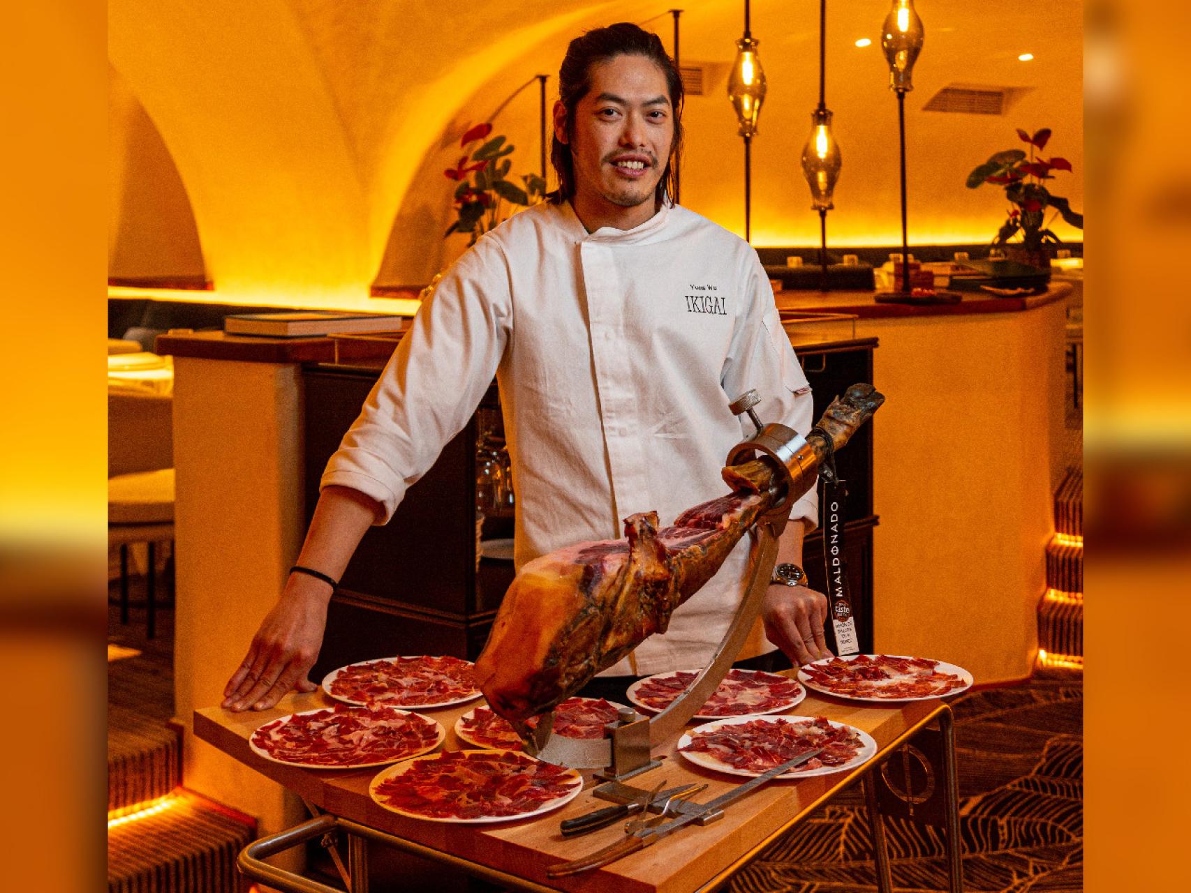 El chef japonés de Ikigaii, Yong Wu, junto a un jamón Maldonado.