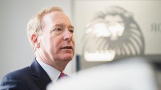 Brad Smith, presidente de Microsoft, en la redacción de D+I - EL ESPAÑOL.