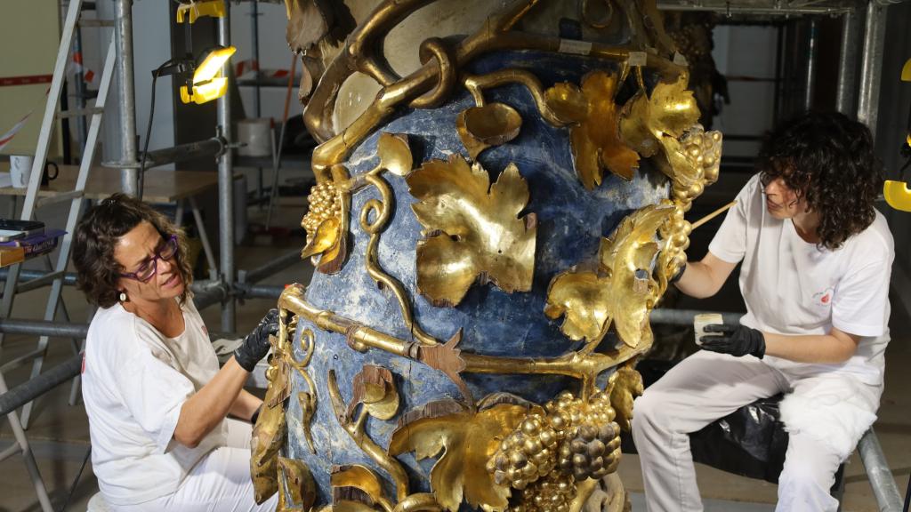 Las restauradoras trabajan en una de las columnas