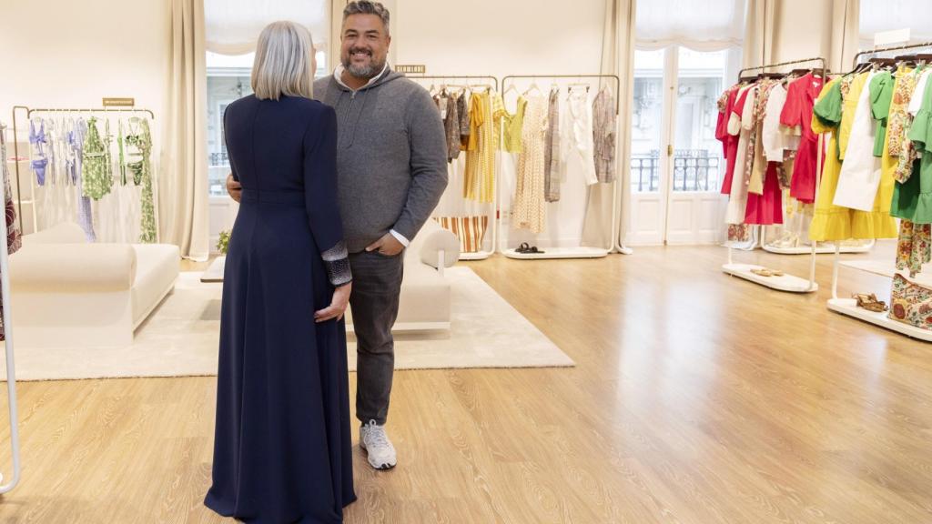 Nacho Aguayo, director creativo de PdH con Mercedes Wullich en la prueba del vestido.