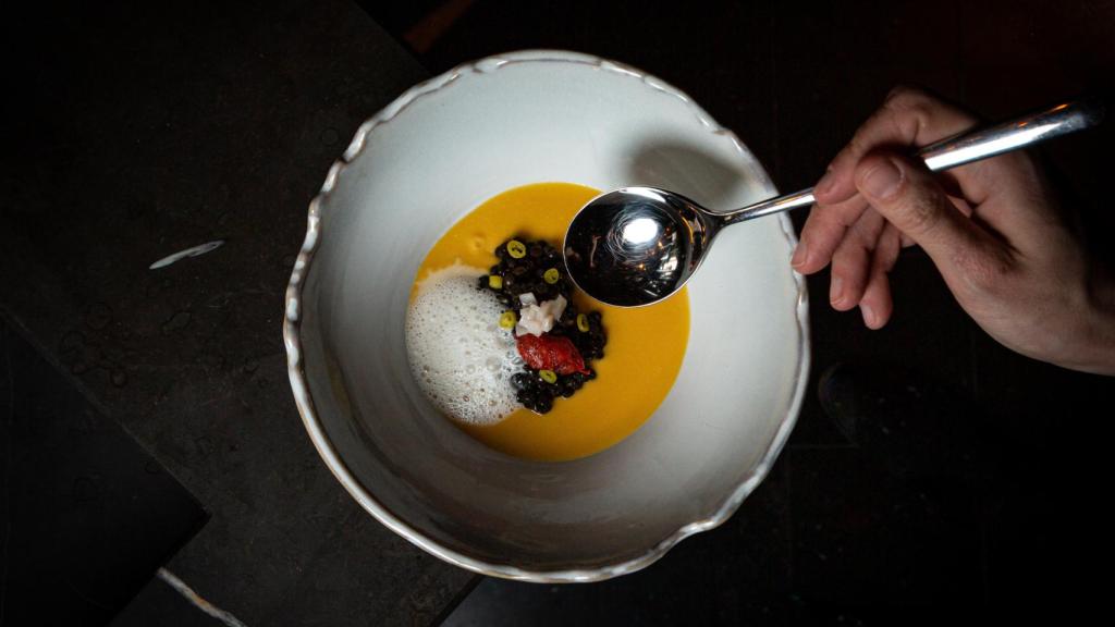 Lentejas beluga con aire de papada y velouté de calabaza kabocha.