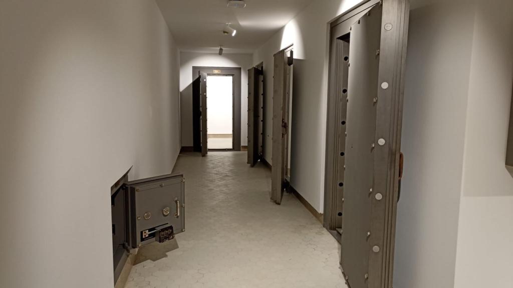 Puertas acorazadas en el búnker de seguridad
