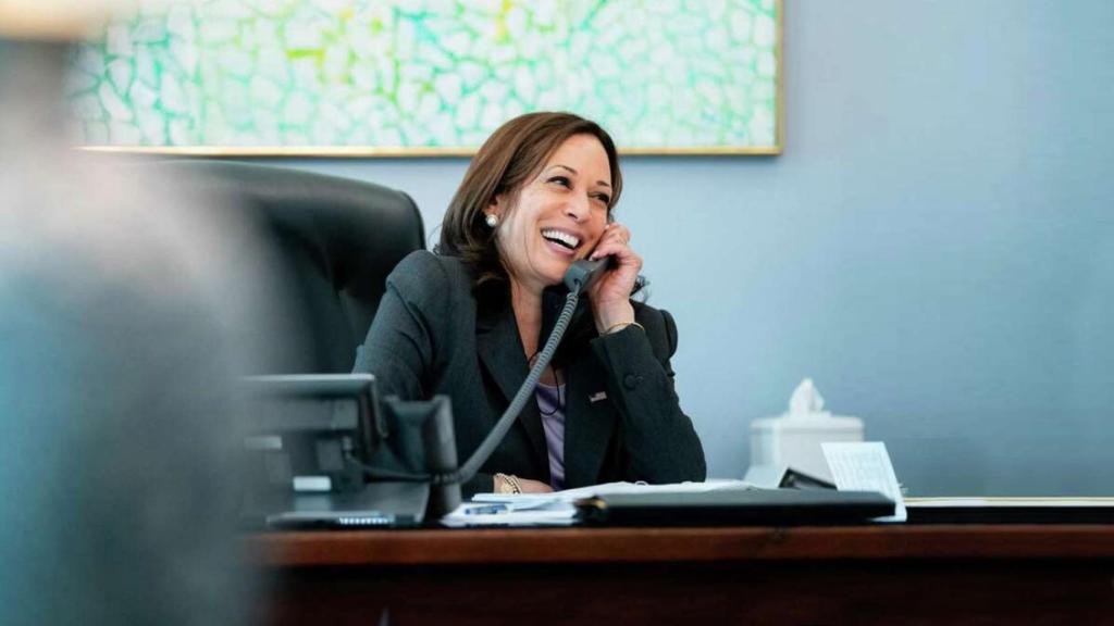 La vicepresidenta de EE.UU con el cuadro 'White Daisies Rhapsody' de Alma Woodsey Thomas.