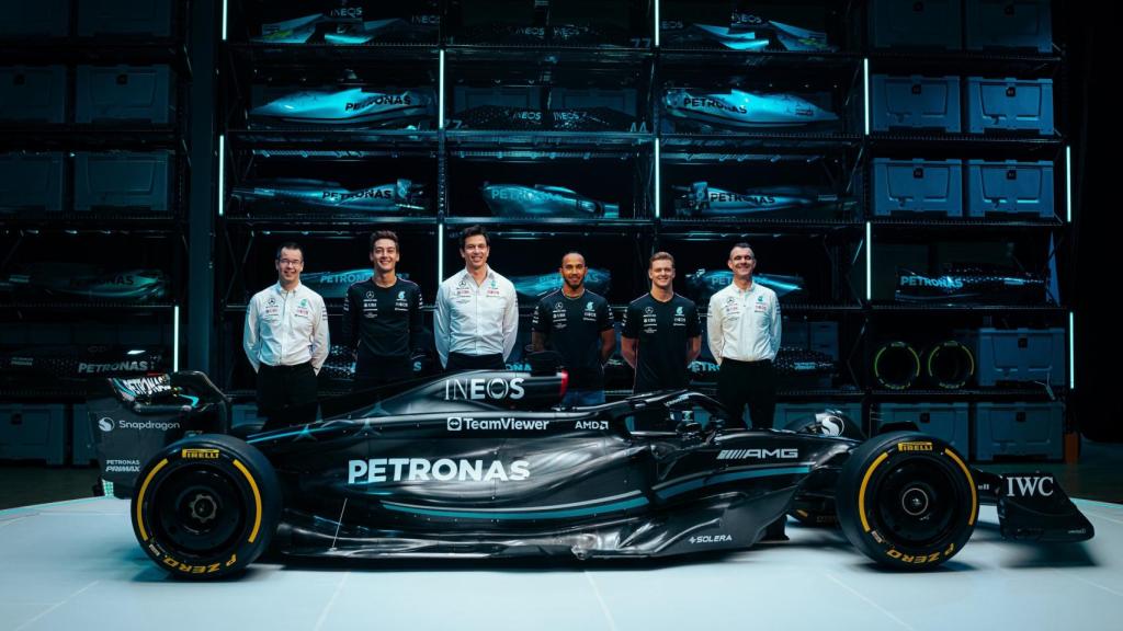 Hamilton junto a Russell y Toto Wolff en la presentación del W14.