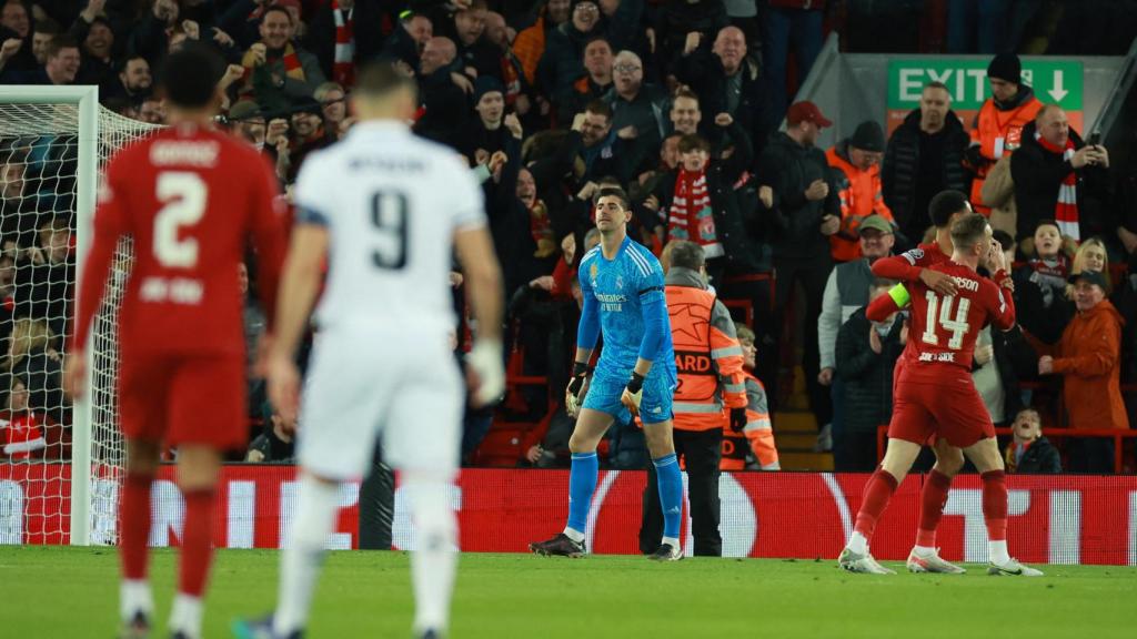 Courtois, lamentándose tras el gol recibido.
