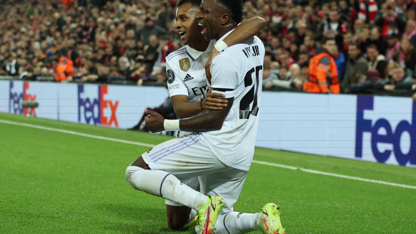 Vinicius y Rodrygo celebran uno de los goles del Real Madrid.