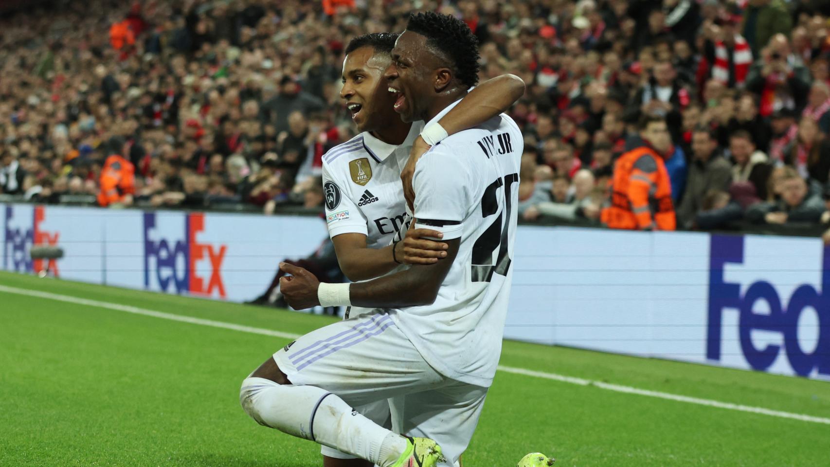 Vinicius y Rodrygo celebran uno de los goles del Real Madrid.