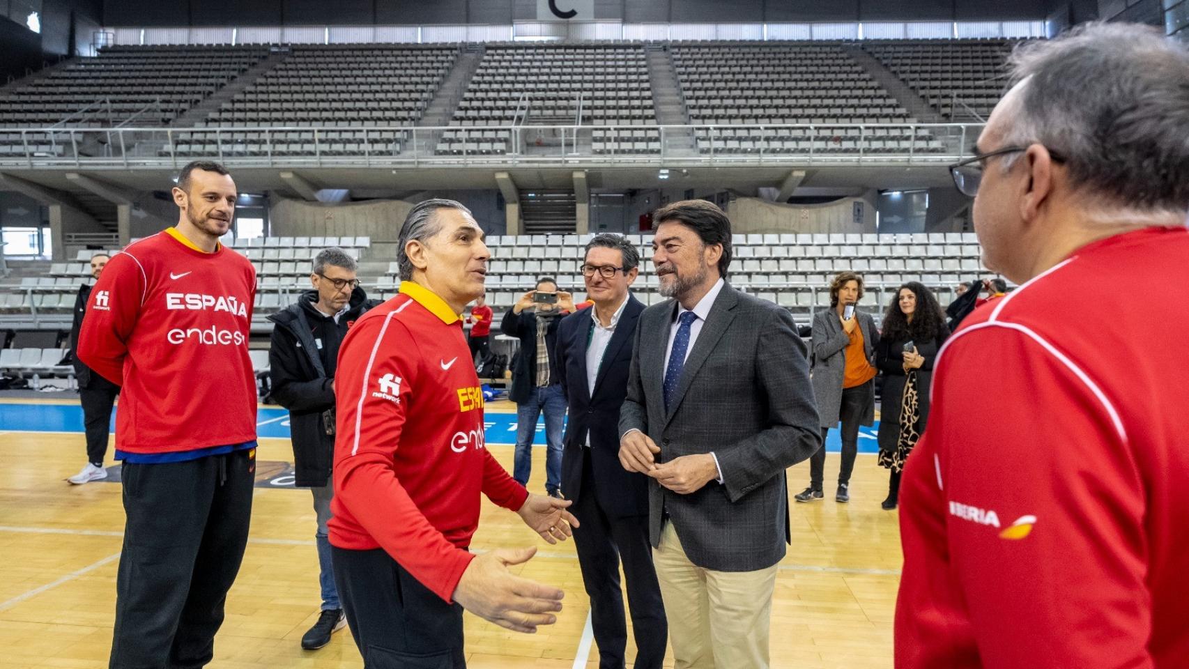 Sergio Scariolo, junto al edil José Luis Berenger y al alcalde, Luis Barcala, este martes.