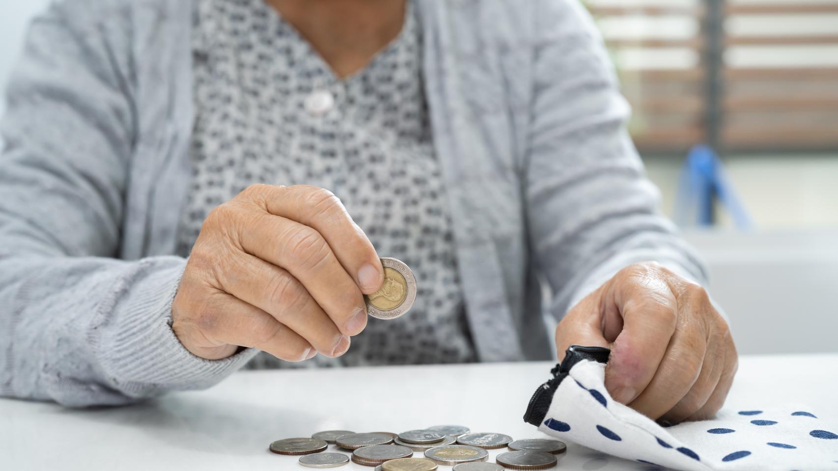 Una mujer contando monedas en una imagen de archivo.