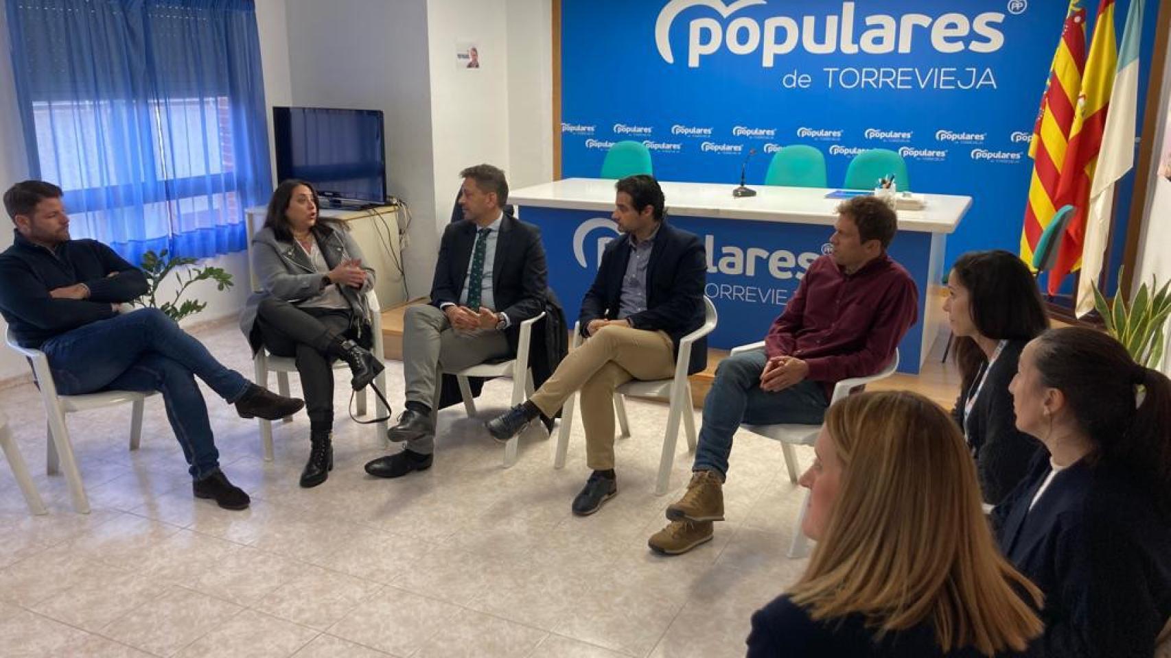 Reunión de José Juan Zaplana y Eduardo Dolón (PP) con los trabajadores del Hospital de Torrevieja.