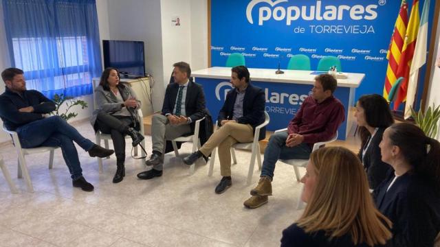 Reunión de José Juan Zaplana y Eduardo Dolón (PP) con los trabajadores del Hospital de Torrevieja.