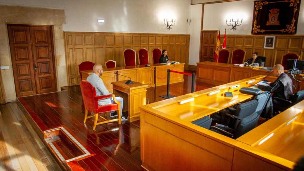 El hombre durante el juicio en por la bofetada en Tiktok.