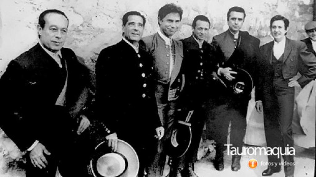 Roberto junto a las figuras del toreo en el festival de 1999 homenaje a su tío Fernando