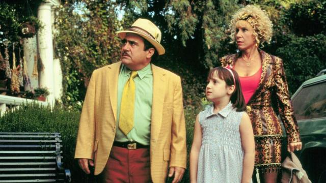 Danny DeVito, Mara Wilson y Rhea Perlman en la película 'Matilda' (1996), adaptación del libro homónimo de Roald Dahl