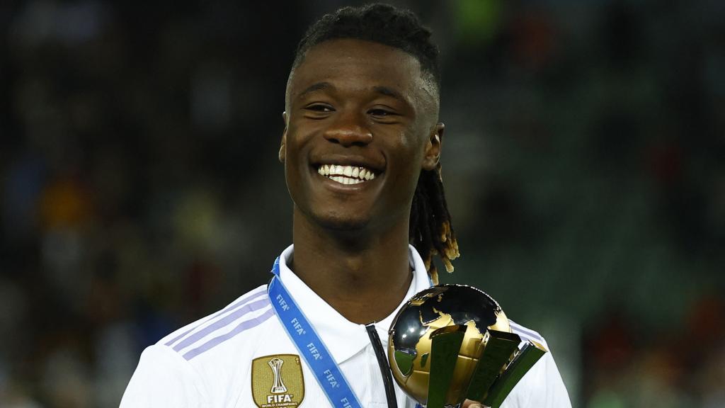 Eduardo Camavinga, con el trofeo del Mundial de Clubes de la FIFA