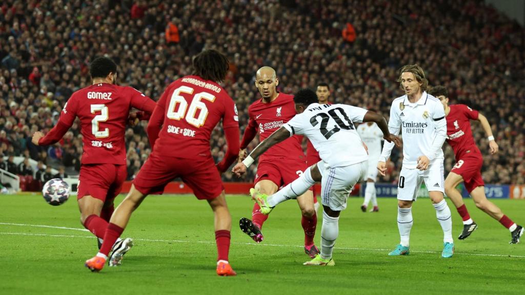 Latigazo de Vinicius para recortar distancias en el Liverpool - Real Madrid de la Champions League 2022/2023