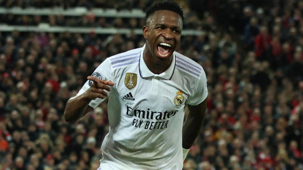 Celebración de Vinicius Júnior de su doblete con el Real Madrid en Anfield