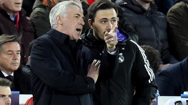 Carlo Ancelotti, junto a su hijo Davide en Anfield