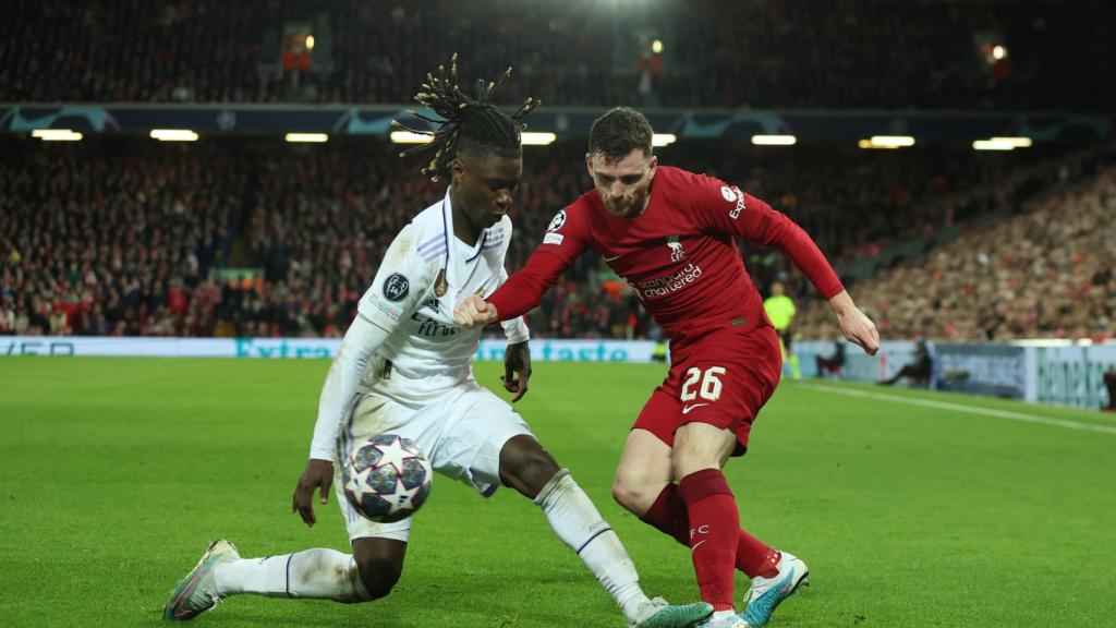 Eduardo Camavinga, en acción con Andrew Robertson en el Liverpool - Real Madrid de la Champions League 2022/2023