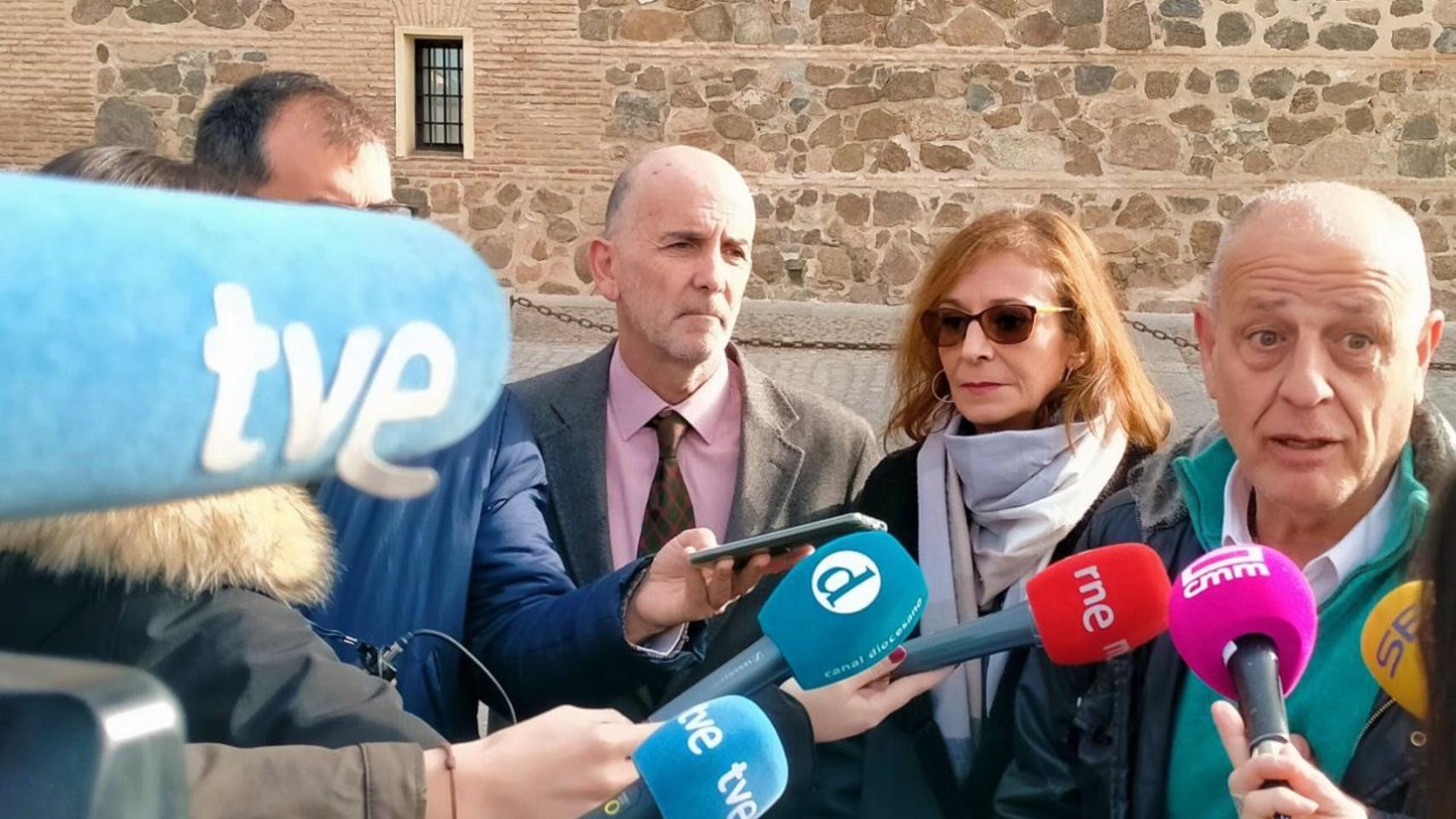 Fernando Navarro, José Luis Calvo y Fátima, una residente de Yedra, 8. Foto: Asociación de Vecinos El Tajo.
