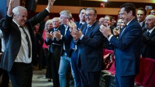 El presidente de la Junta de Andalucía, Juanma Moreno, junto a Manuel Benítez 'El Cordobés'.