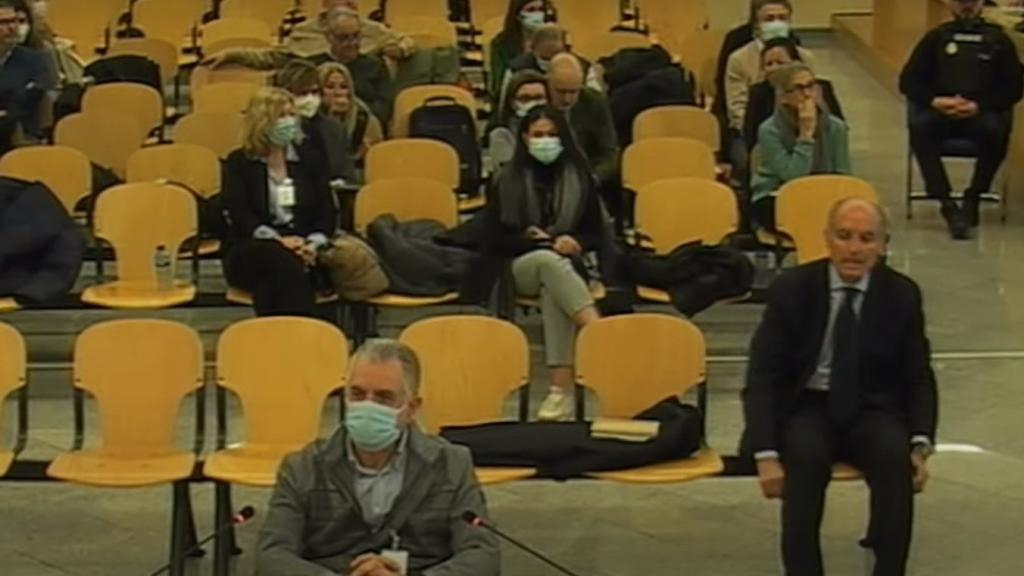 Camps se sienta en primera fila tras la decisión del tribunal.