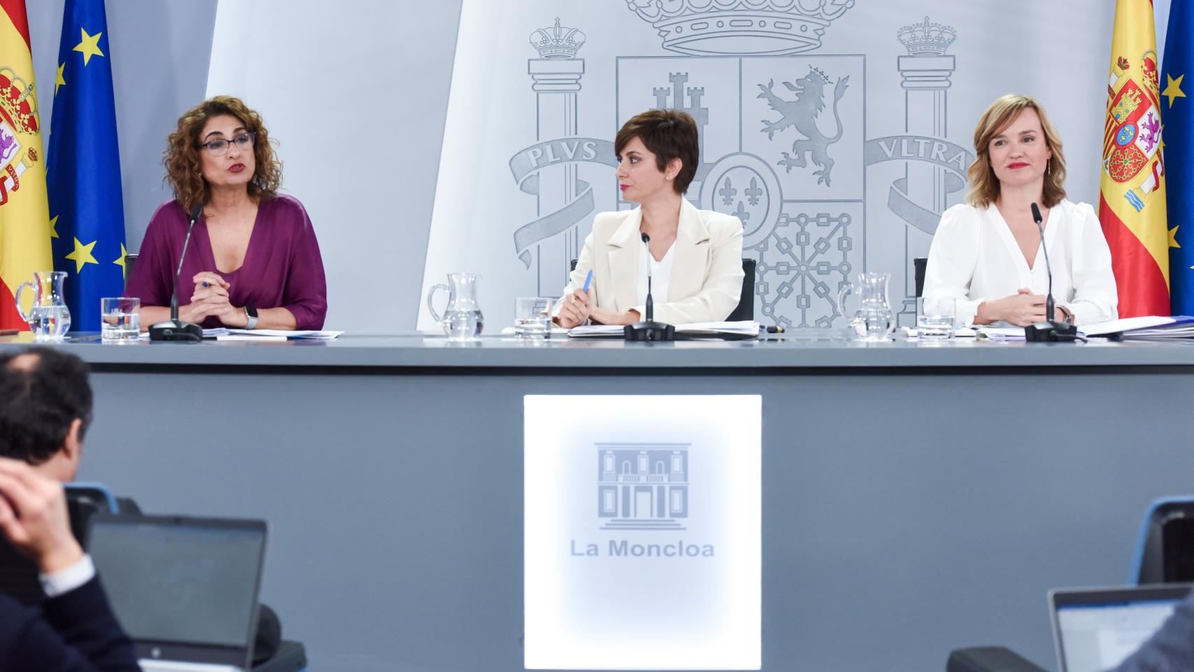 La ministra de Hacienda y Función Pública, María Jesús Montero; la ministra de Política Territorial y portavoz del Gobierno, Isabel Rodríguez, y la ministra de Educación y Formación Profesional, Pilar Alegría, durante una rueda de prensa posterior al Consejo de Ministros.