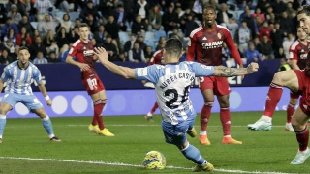 Rubén Castro en el momento de anotar el primer gol contra el Real Zaragoza.