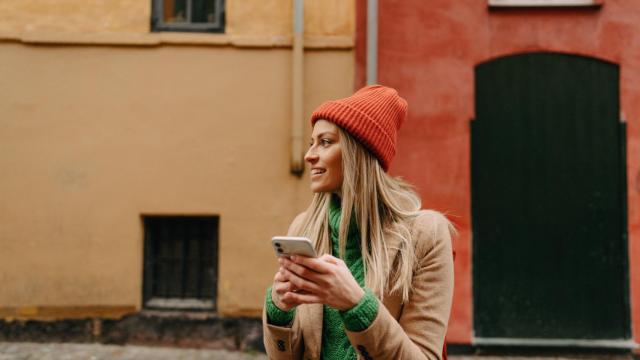 Una mujer consultando su teléfono.