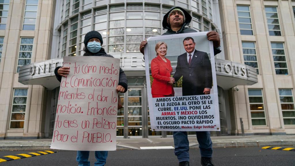 Partidarios de Genaro García Luna reclaman su liberación.