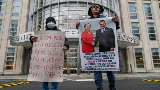 Partidarios de Genaro García Luna reclaman su liberación.