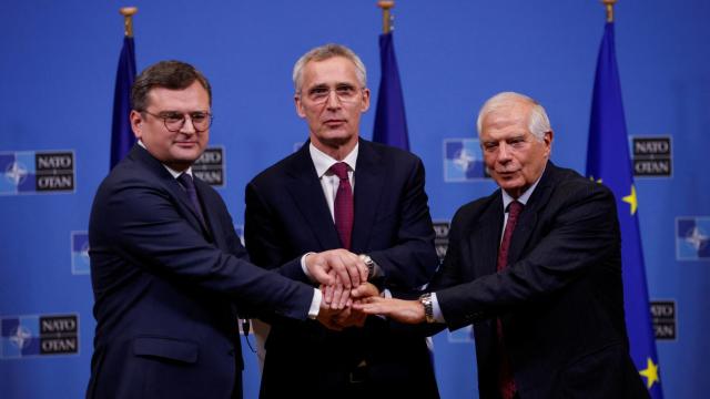 Dmytro Kuleba, Jens Stoltenberg y Josep Borrell, durante la reunión de este martes en Bruselas