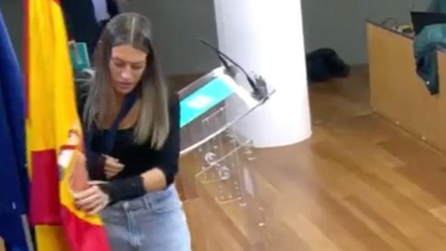 Míriam Nogueras, diputada de Junts per Catalunya, desplaza la bandera española, este martes en el Congreso.