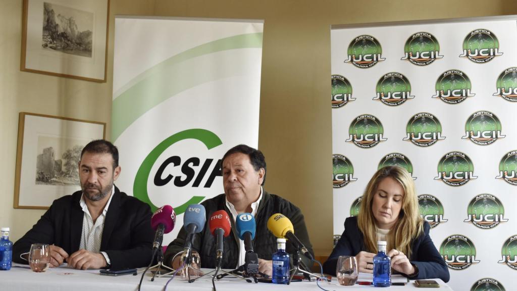 Julio Retamosa, en el centro, junto a Ernesto Vilariño y Melisa Carmona.