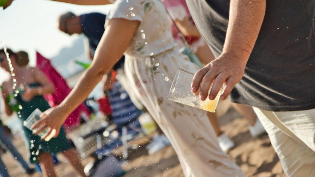 'Escanciado' de sidra en la playa de Poniente de Gijón durante el festival de la sidra.