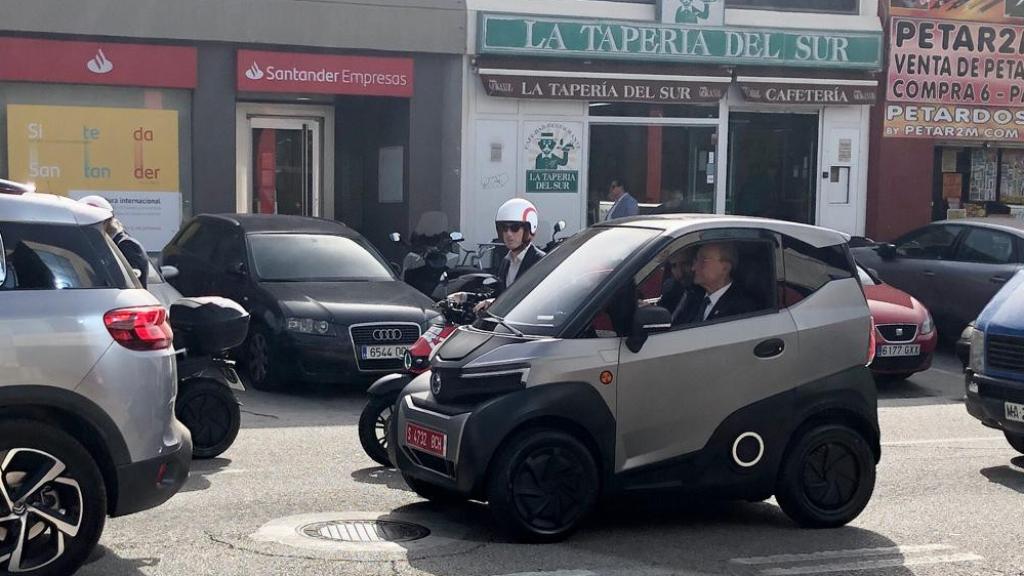 Francisco de la Torre, al volante, en el polígono San Luis.