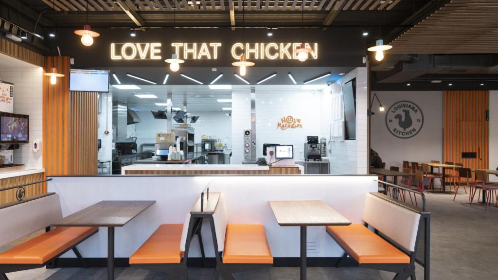 Interior del restaurante Popeyes en Toledo.