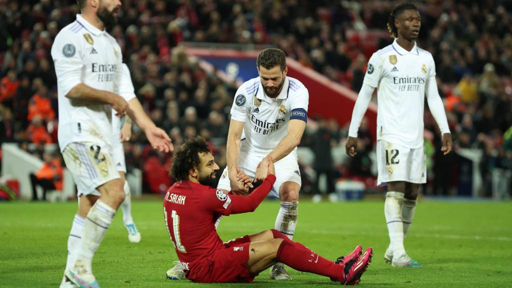 Nacho Fernández junto a Mo Salah, durante el Liverpool - Real Madrid